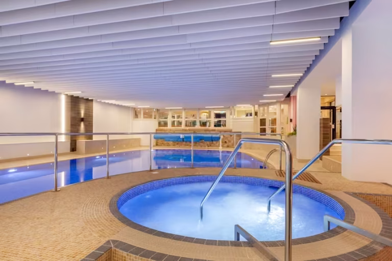 Craigendarroch Lodges piscina 768x512