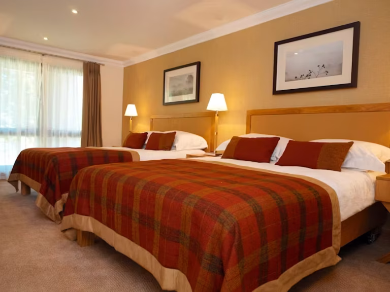 DUNKELD HOUSE LODGES habitacion 768x576