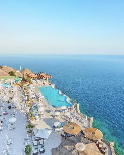 infinity pool hotel amadores