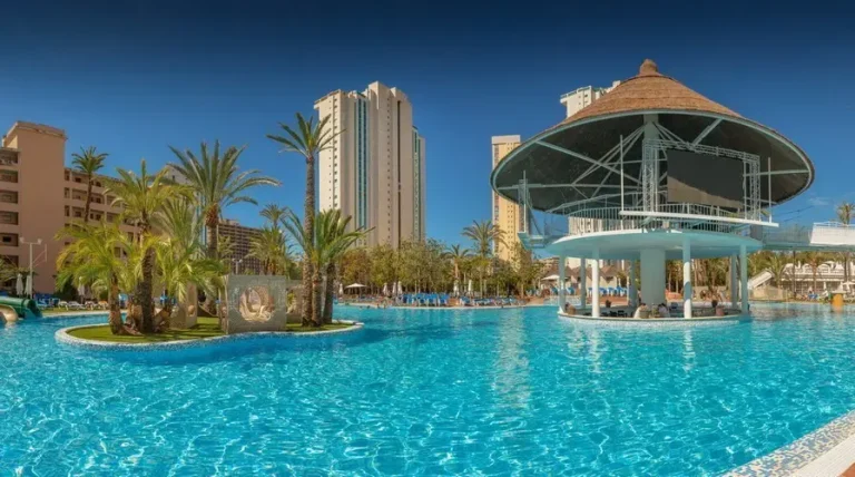 2U8A9348 piscina1 768x428