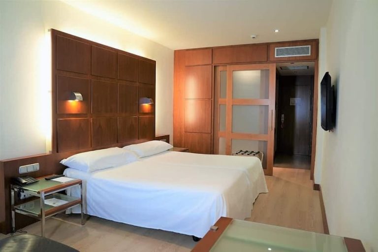 habitaci´n hotel port azafata 768x512