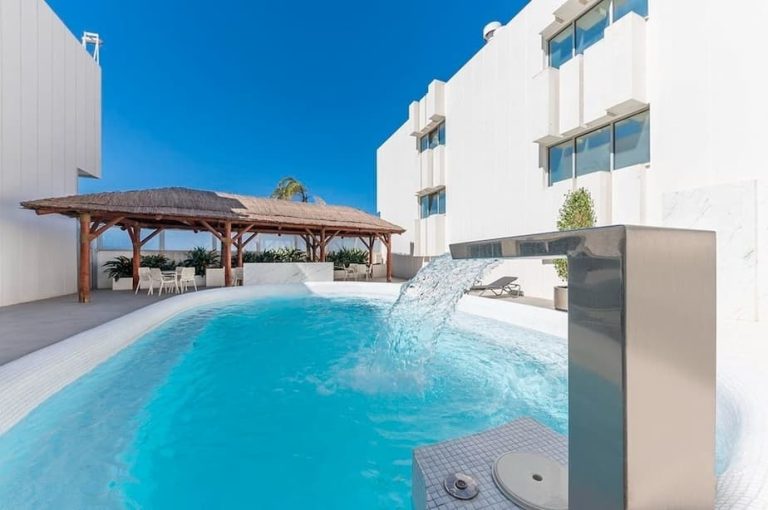 piscina hotel port azafata 768x510